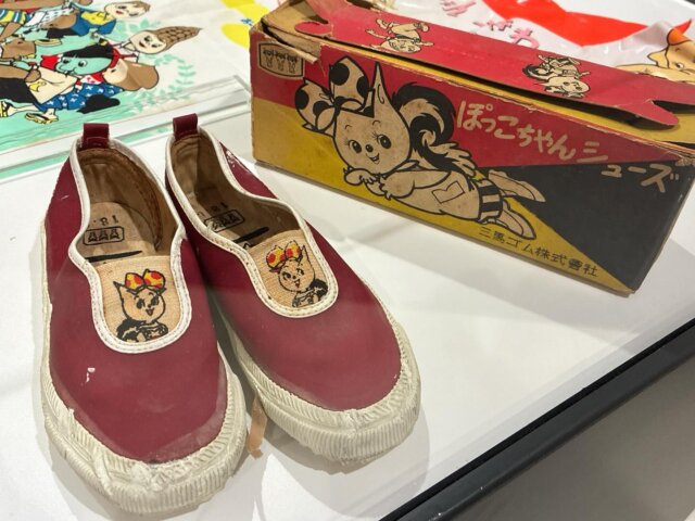 児童まんがの名匠『太田じろうの世界』展

こりすのぽっこちゃんシューズ🐿️💓
箱もカワイイネ！！！

#太田じろう#太田じろうの世界展#こりすのぽっこちゃん #昭和レトロ#レトロ#キャラクター#児童漫画 #児童まんが#イラスト#漫画#北九州市漫画ミュージアム名誉#北九州観光#kawaii