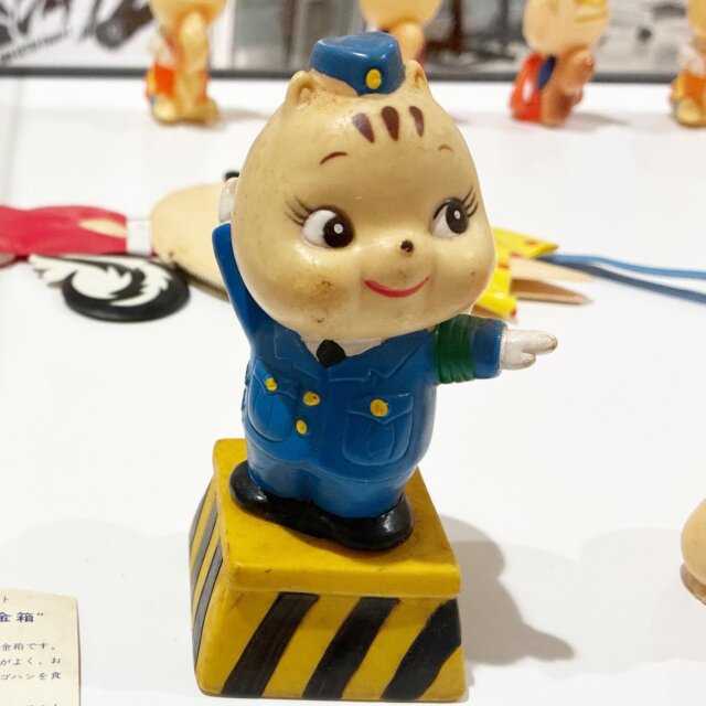 児童まんがの名匠　
太田じろうのリコちゃん貯金箱🐿️
※ぽっこちゃんではありません※

説明文よると、
リコちゃんはとってもお行儀が良く、
お食事の時もちゃんと両手でゴハンを食べるそうですヨ🍚

#太田じろう#太田じろうの世界展 #昭和レトロ#レトロ#キャラクター#児童漫画 #児童まんが#イラスト#漫画#北九州市漫画ミュージアム名誉#ソフトビニール#ソフビ#kawaii
