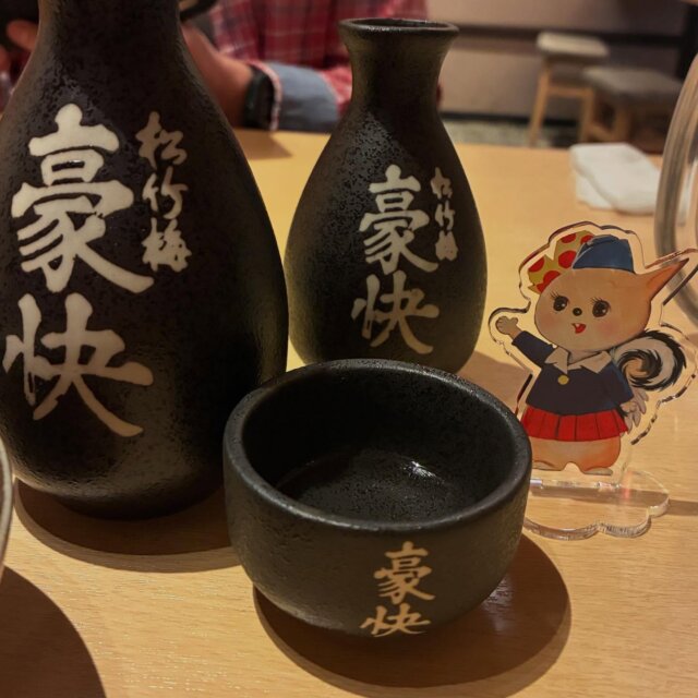 『太田じろうの世界』展に行った後は
居酒屋へ行ってきました🏮

物販で購入した「こりすのぽっこちゃん」アクスタと一緒に、
真っ昼間から日本酒を呑みましたヨ🐿️🍶

アクスタなるものを初めて購入しましたが
良いですね！！！
推しを持ち歩く方の気持ちがわかりました。

個人的には宮本浩次さんか春風亭一之輔さんのアクスタがあれば持ち歩きたいです。

恐れ多いですが、関係者の皆様つくってください！

#太田じろう#昭和レトロ#レトロ#キャラクター#児童漫画 #児童まんが#イラスト#漫画#北九州市漫画ミュージアム#kawaii#こりすのぽっこちゃん#日本酒#アクリルスタンド#アクスタ#宮本浩次#春風亭一之輔