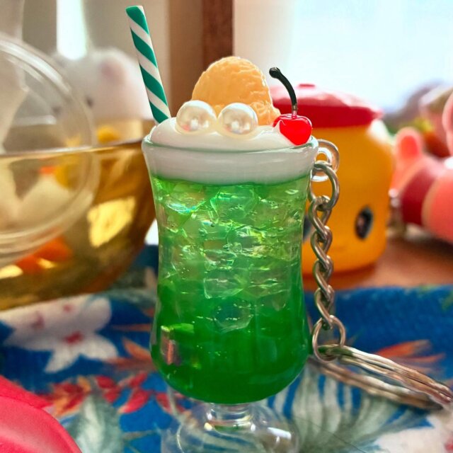 .
ダイソーで見つけたクリームソーダのキーホルダー🟢
後ろにいるのはフエキくん🟡

#クリームソーダ
#食品サンプル
#フエキくん